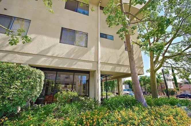 Encino Majestic Apartments - Photo 4 of 30