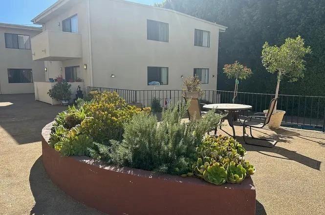 Encino Majestic Apartments - Photo 6 of 30