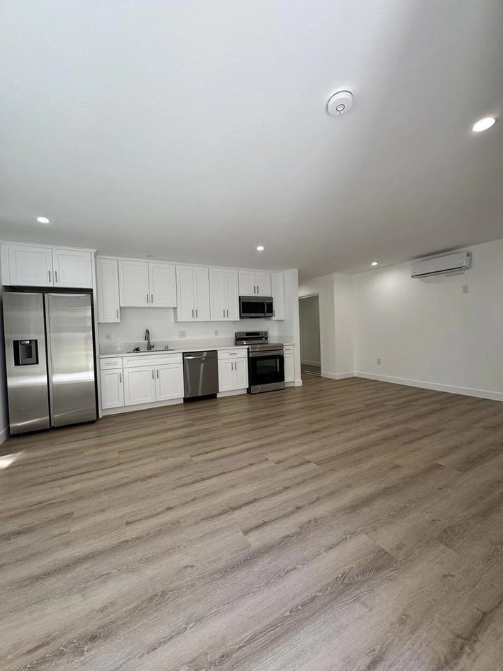 11810 Mayfield Ave - Photo 3 of 50