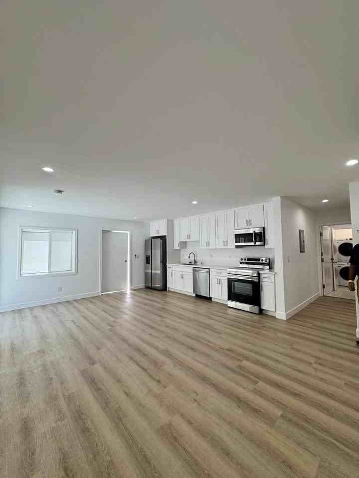 11810 Mayfield Ave - Photo 5 of 50