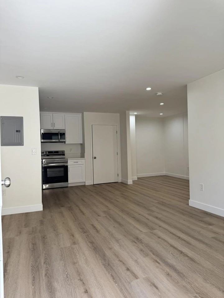 11810 Mayfield Ave - Photo 7 of 50