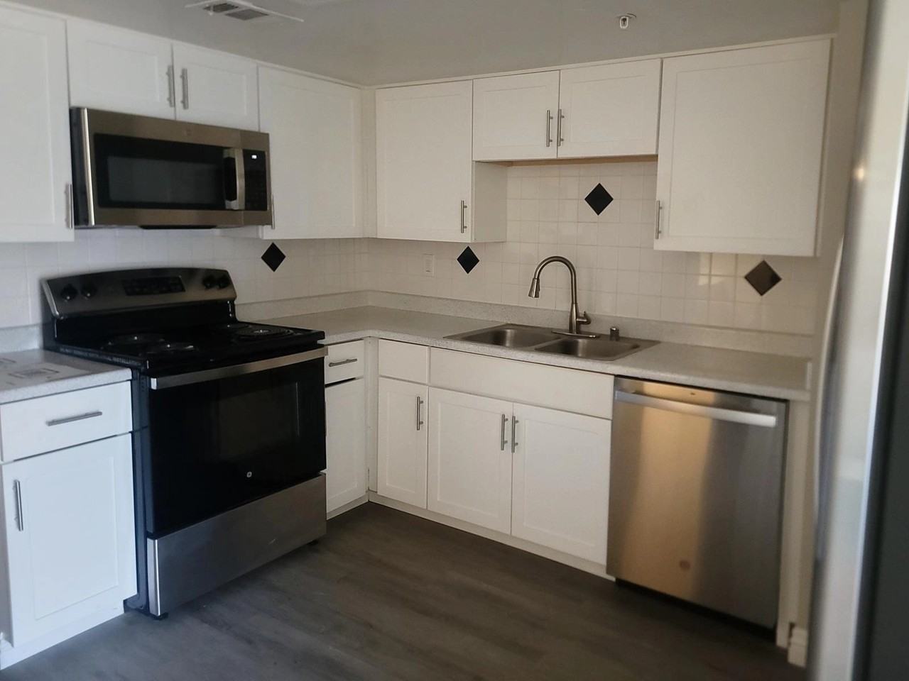 CANDLEWOOD APARTMENTS - Photo 4 of 41