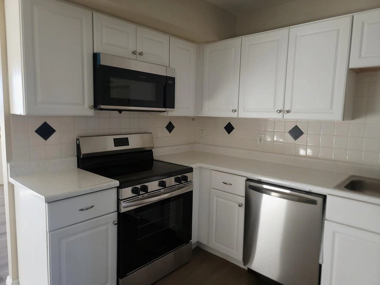 CANDLEWOOD APARTMENTS - Photo 7 of 41