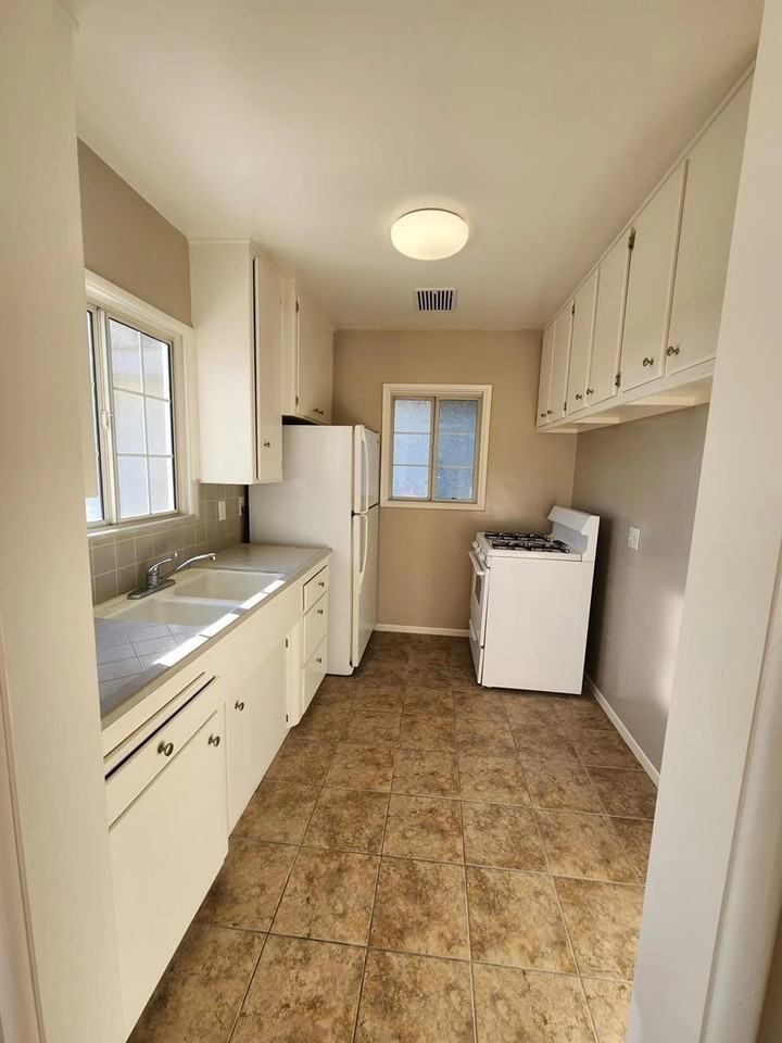 139 10th St - Photo 3 of 23