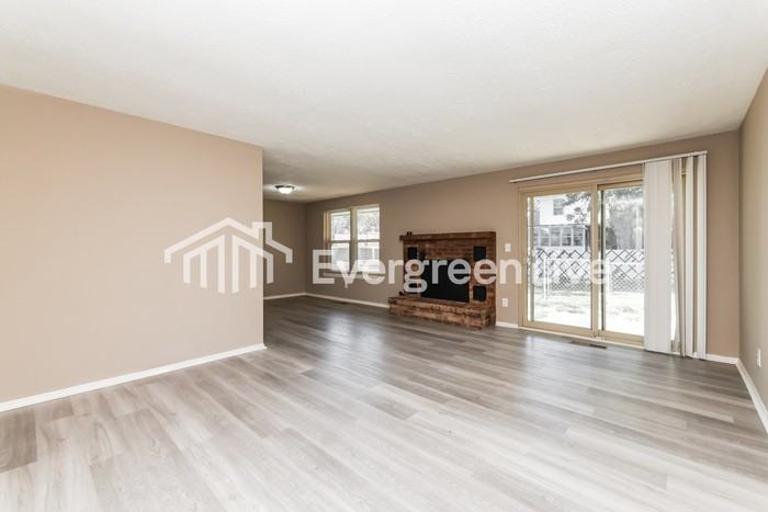 4911 Larchview Dr - Photo 3 of 15