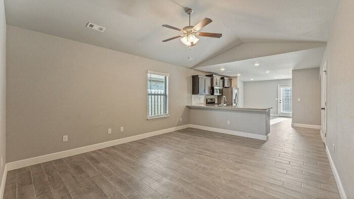6005 Nw Hoover St - Photo 3 of 17