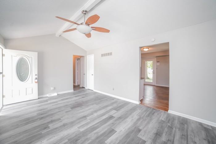 317 Ne Lakeview Dr - Photo 2 of 9
