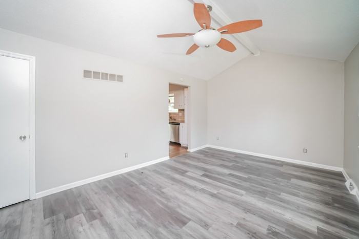 317 Ne Lakeview Dr - Photo 3 of 9