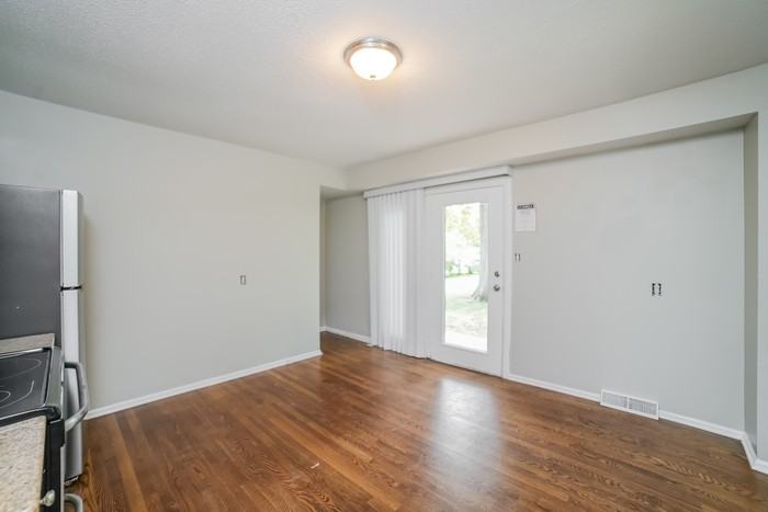 317 Ne Lakeview Dr - Photo 4 of 9
