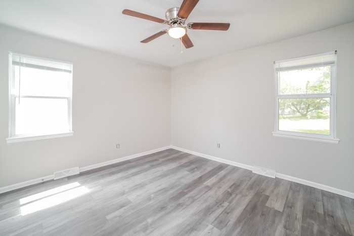 317 Ne Lakeview Dr - Photo 5 of 9