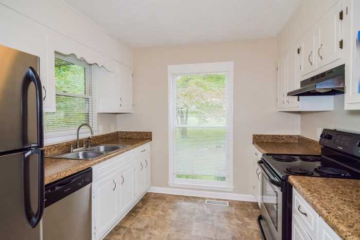 149 Oldwood Rd - Photo 5 of 8