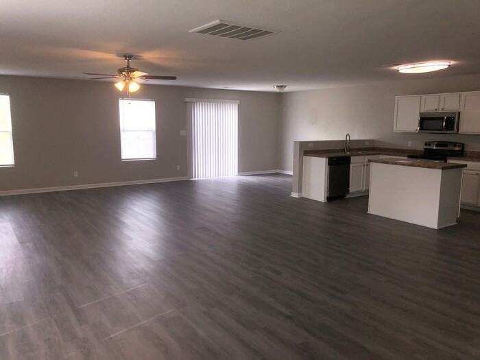 28015 Chasebrook Dr - Photo 4 of 11