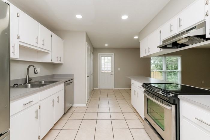 3407 Groveview Dr - Photo 4 of 10