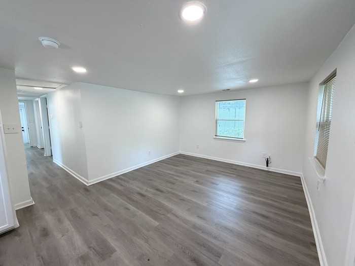 914 Locust St - Photo 3 of 10