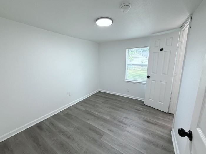 914 Locust St - Photo 6 of 10