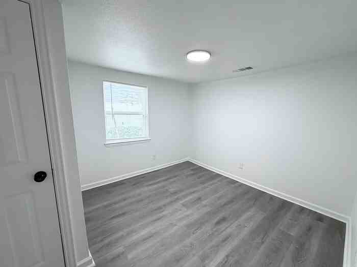 914 Locust St - Photo 7 of 10