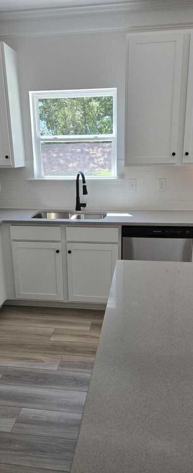 380 Bud St - Photo 3 of 20