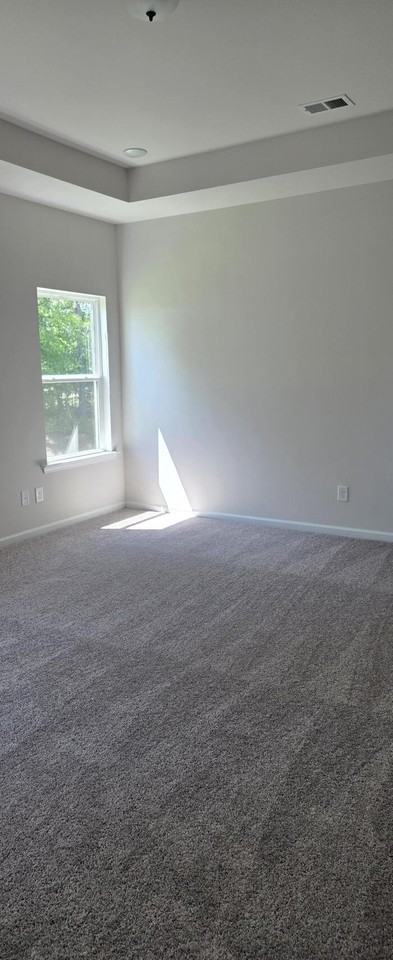 380 Bud St - Photo 7 of 20