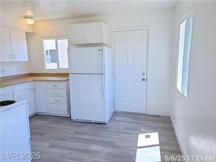 148 W Victory Rd - Photo 5 of 23