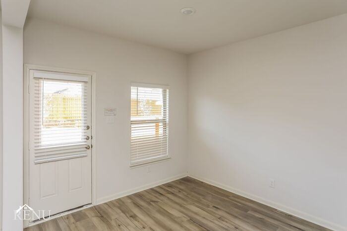 2033 Hialeah Dr - Photo 7 of 17
