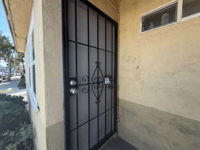 721 El Carmel Pl - Photo 6 of 9
