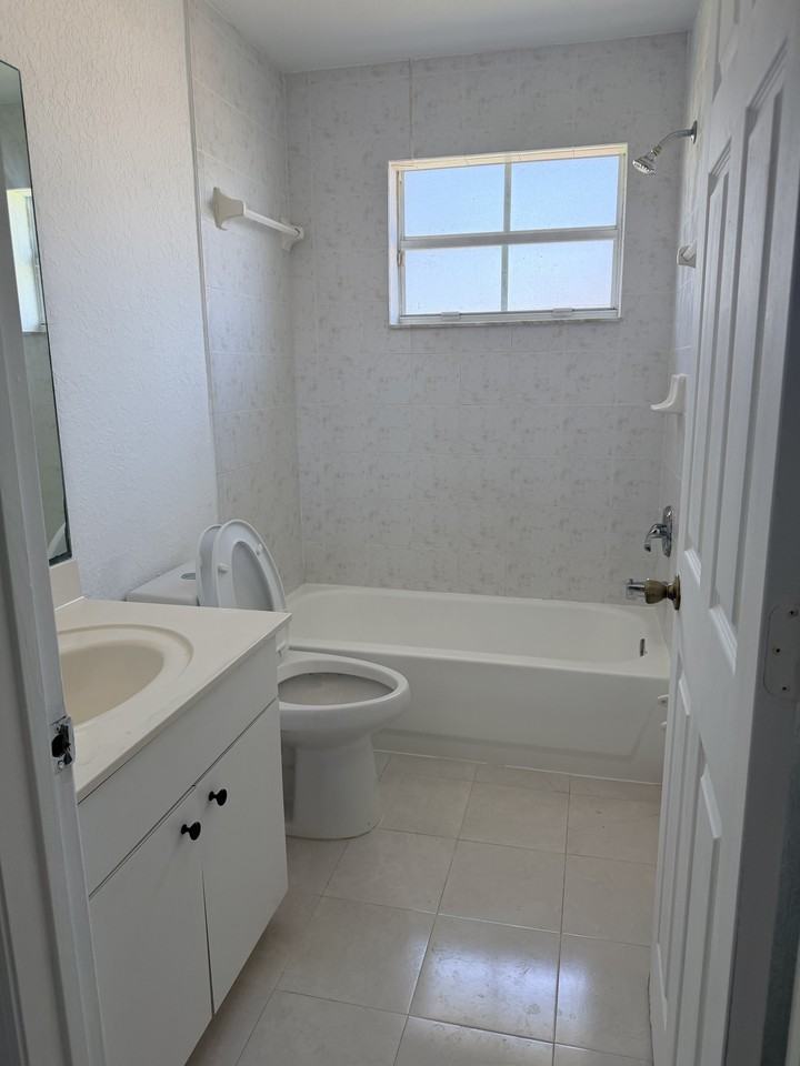 18124 Sw 152nd Pl #NA - Photo 4 of 31