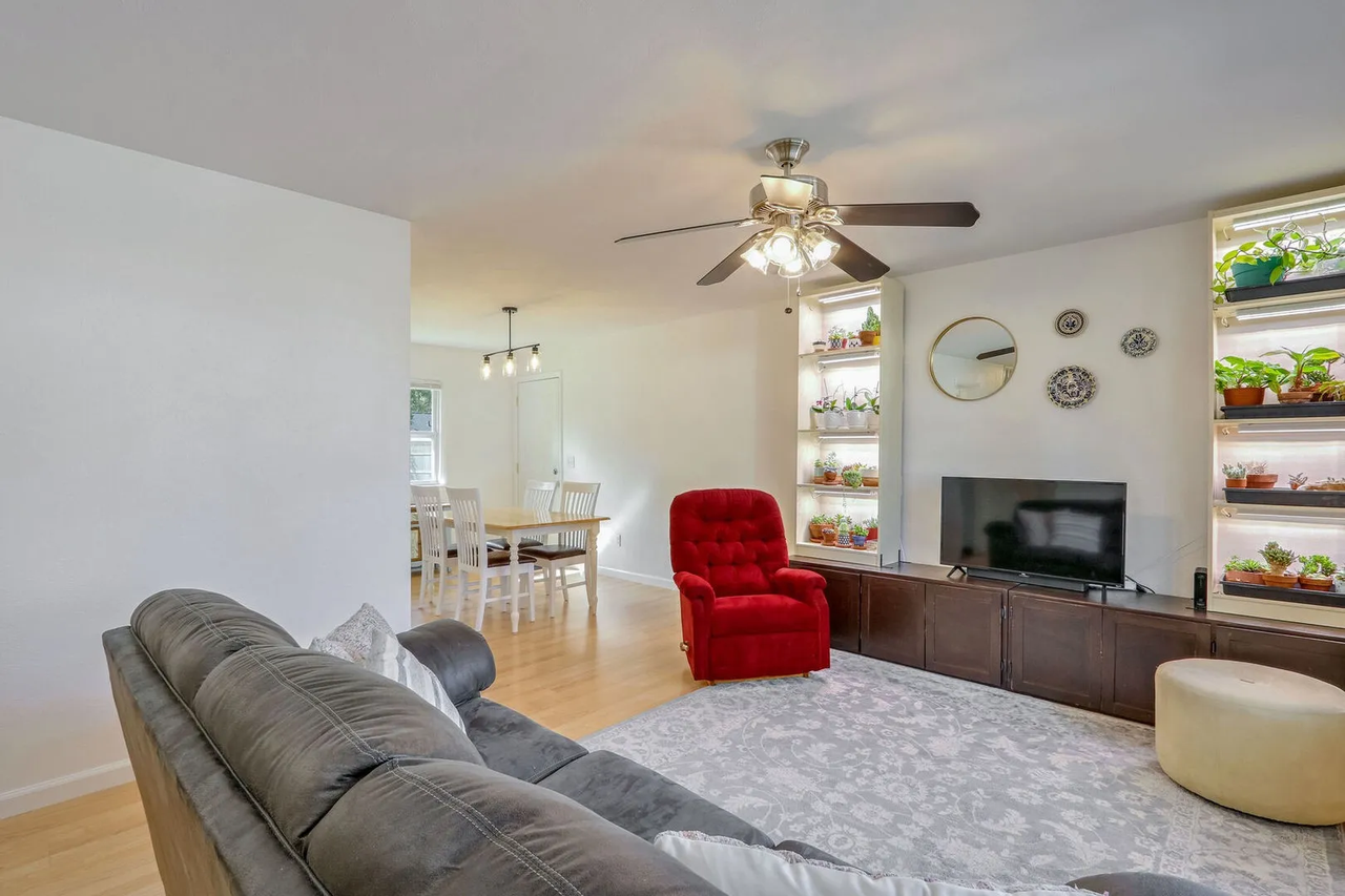 1813 Broadmoor Dr #NA - Photo 2 of 9