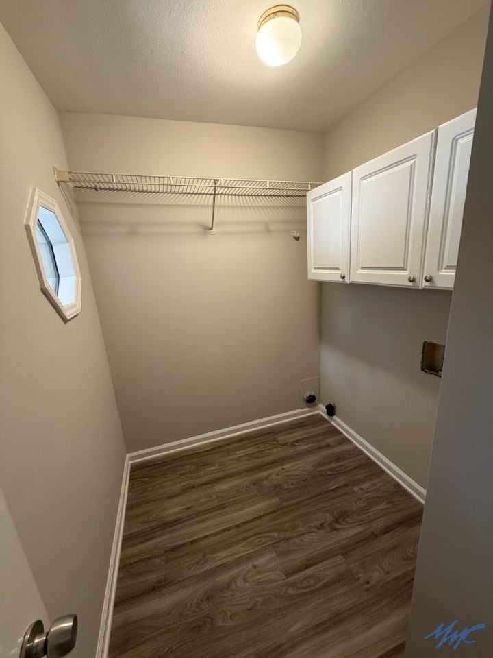 302 Hillside Ct - Photo 4 of 16