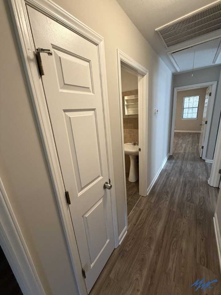 302 Hillside Ct - Photo 5 of 16