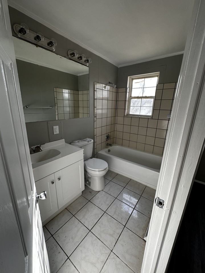 1628 1/2 Rivermont Hts #2 - Photo 3 of 11