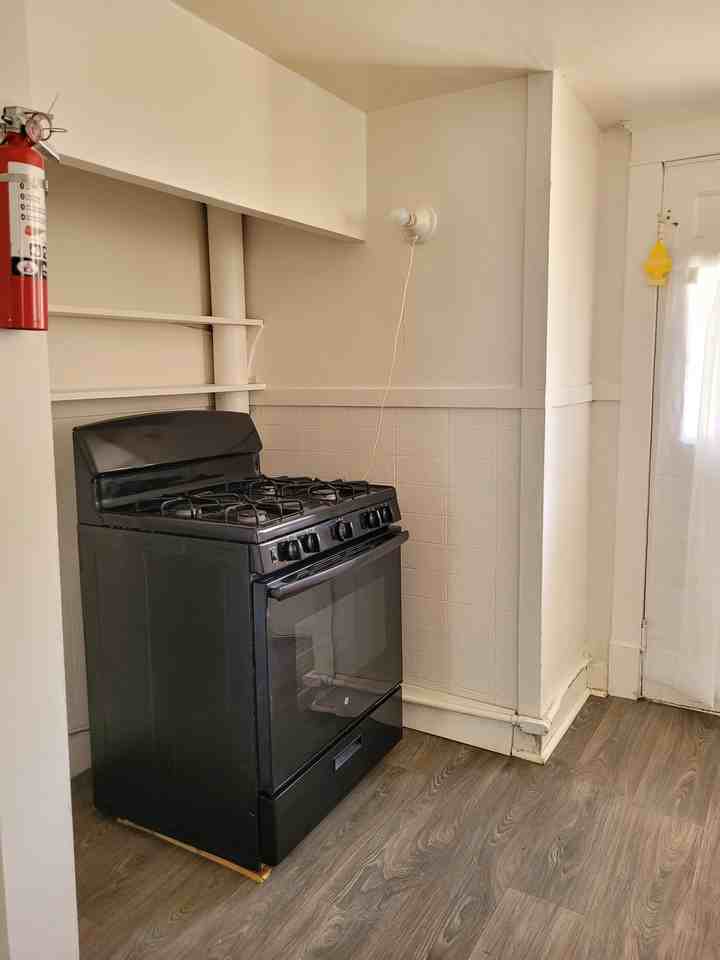 608 Elias Ave - Photo 4 of 25