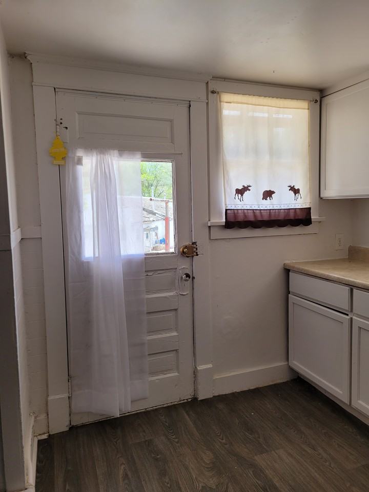 608 Elias Ave - Photo 5 of 25