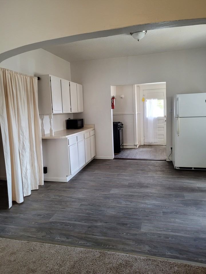 608 Elias Ave - Photo 6 of 25