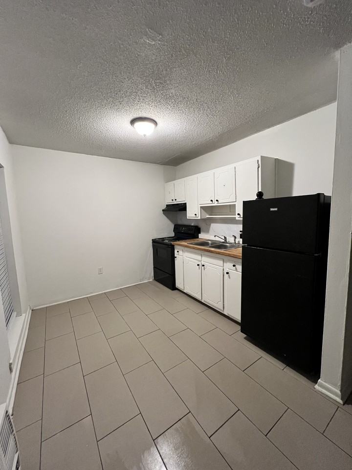 636 N 39th St #2 - Photo 4 of 9