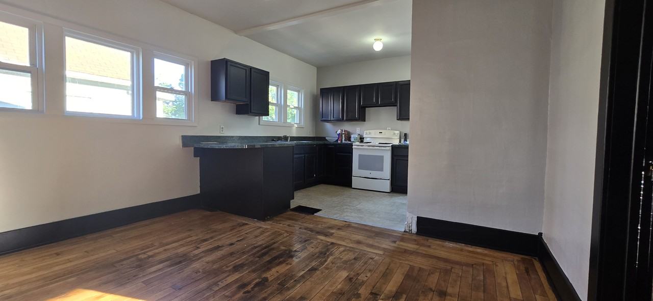 409 Corunna Ave - Photo 2 of 11