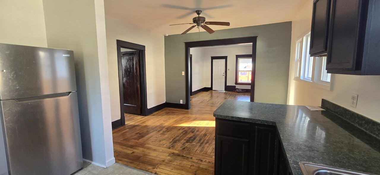 409 Corunna Ave - Photo 3 of 11