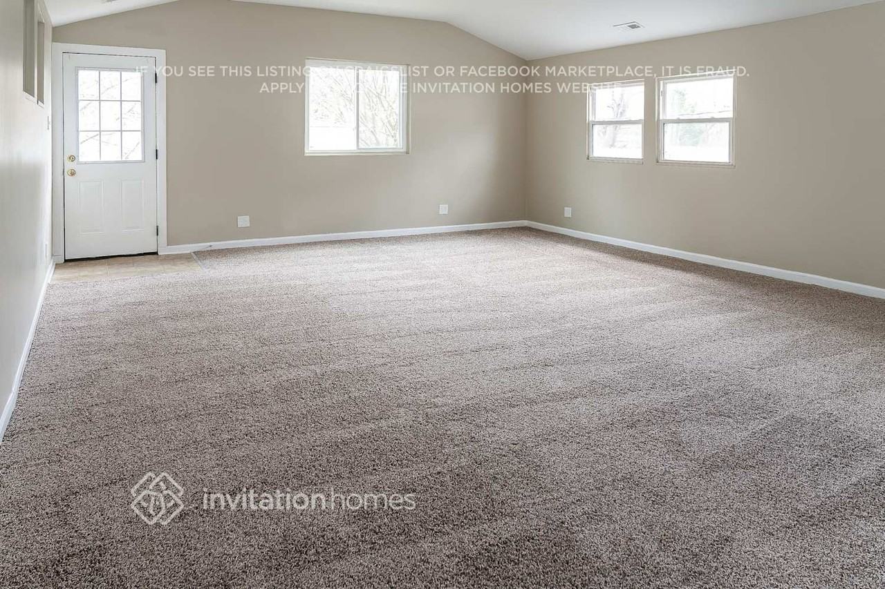 321 S Yale Ave - Photo 5 of 21