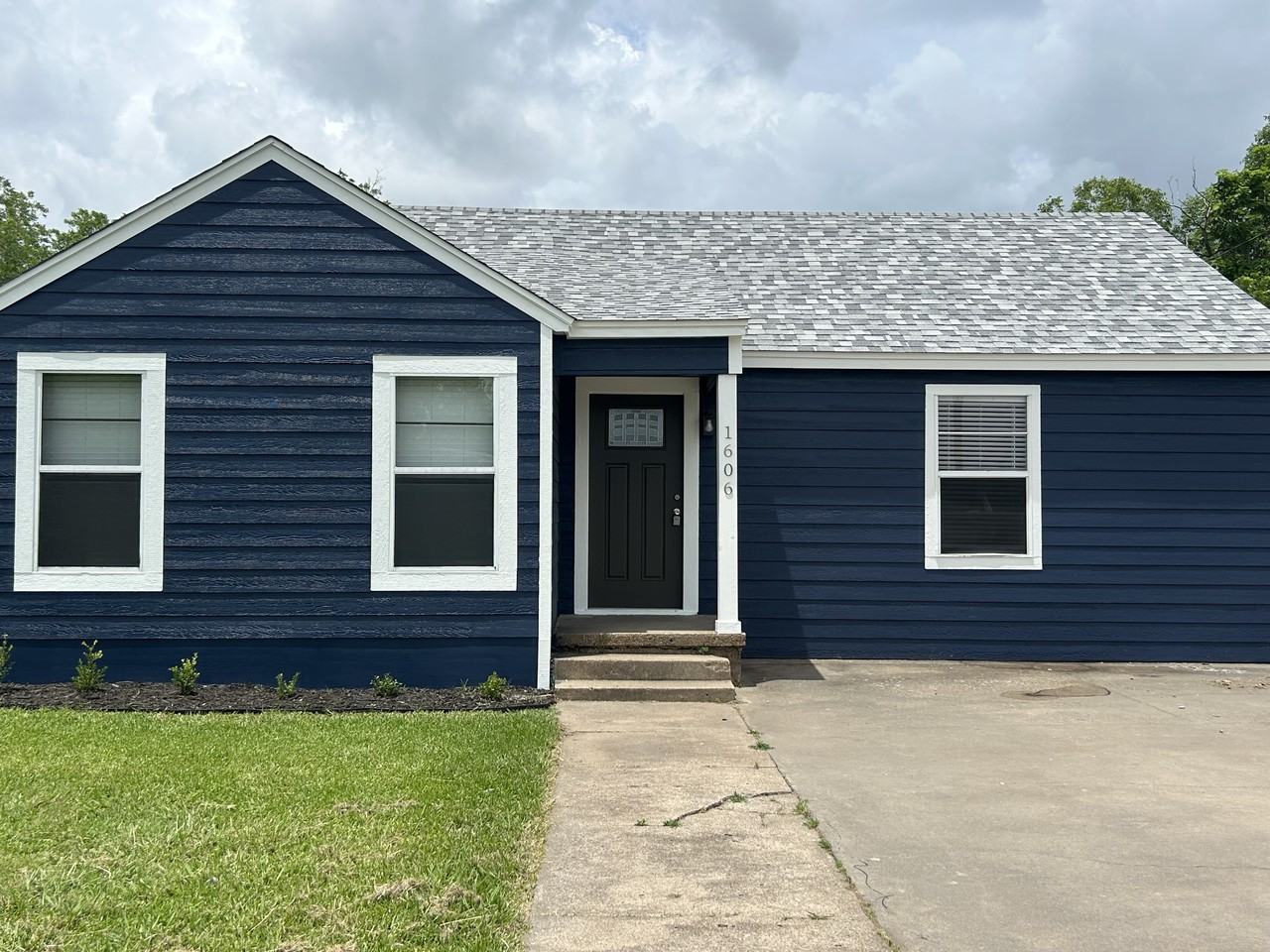 1606 N Travis St - Photo 2 of 22