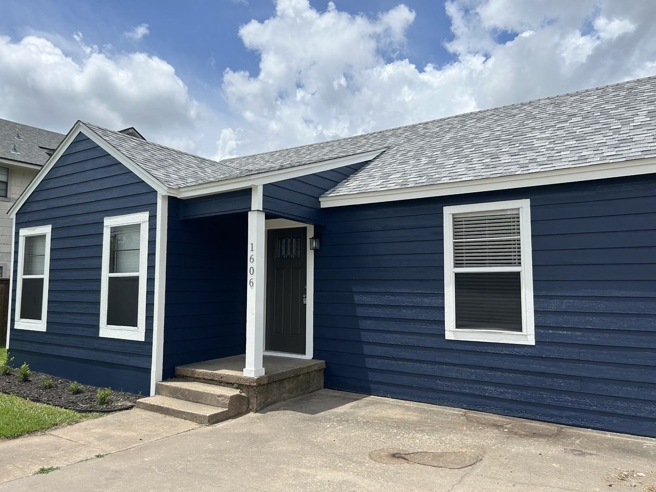 1606 N Travis St - Photo 3 of 22