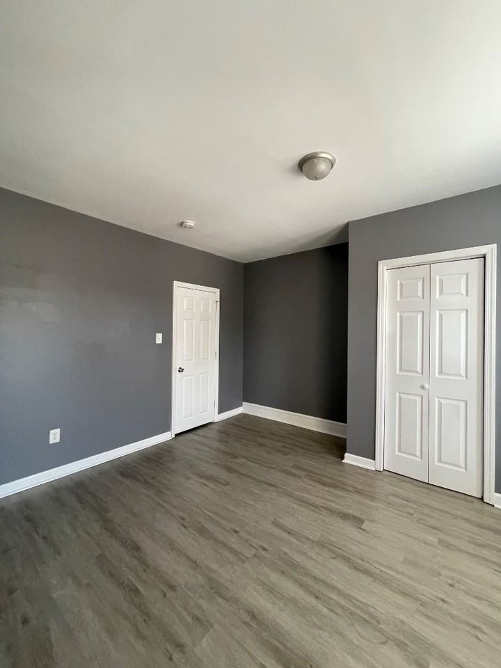 846 York St - Photo 4 of 11
