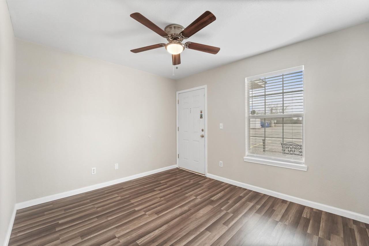512 Hollyhock St - Photo 3 of 10
