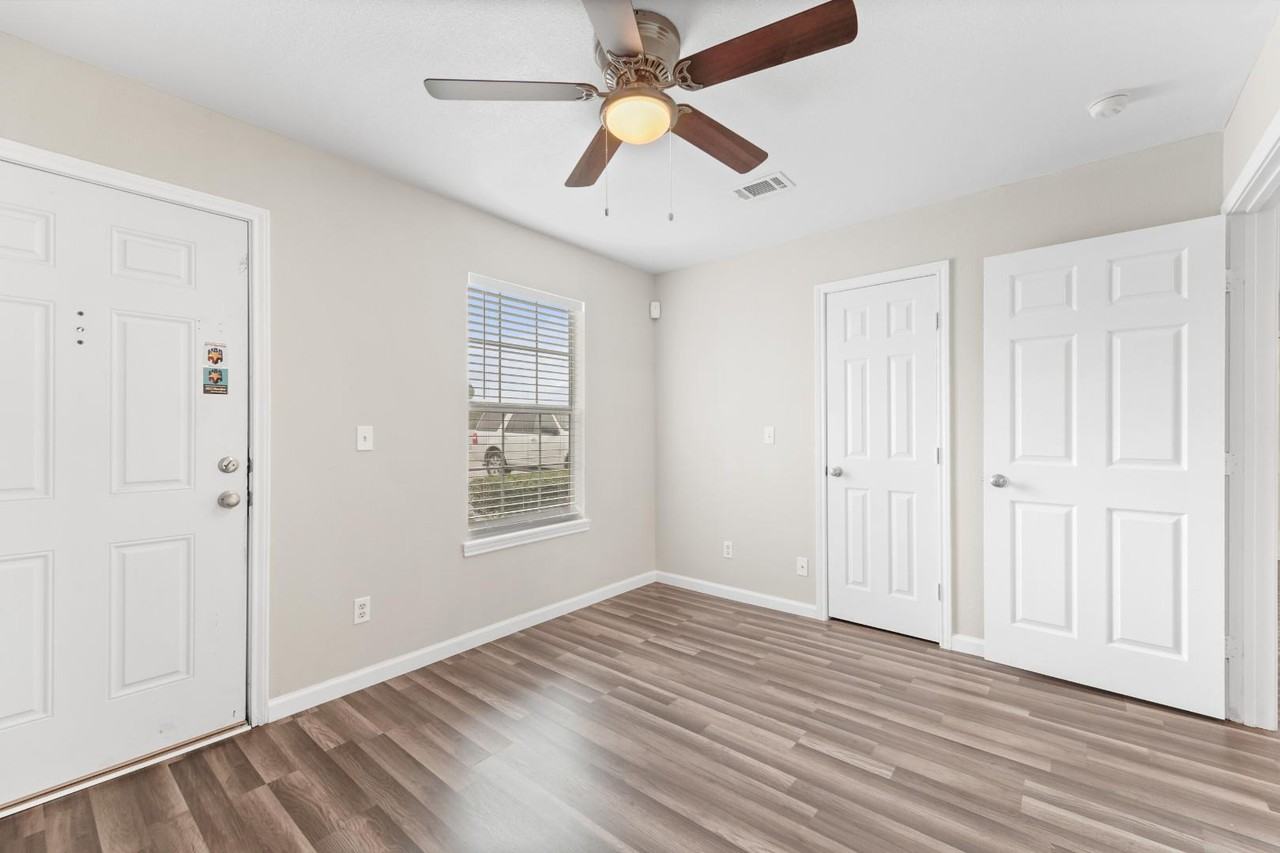 512 Hollyhock St - Photo 4 of 10