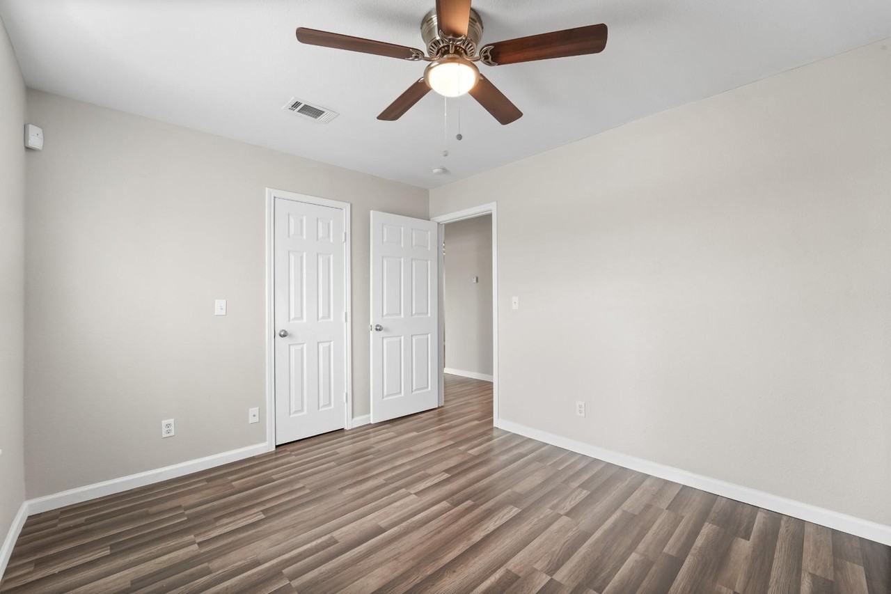512 Hollyhock St - Photo 5 of 10