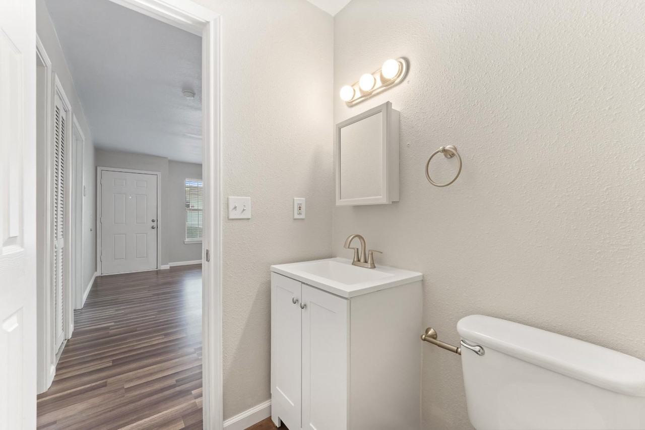 512 Hollyhock St - Photo 7 of 10
