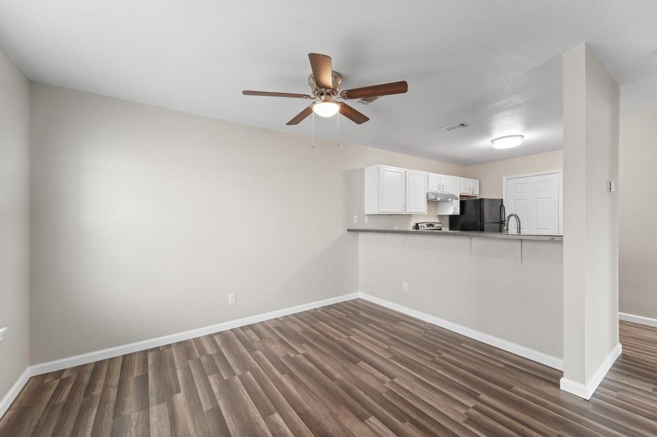 512 Hollyhock St - Photo 2 of 10
