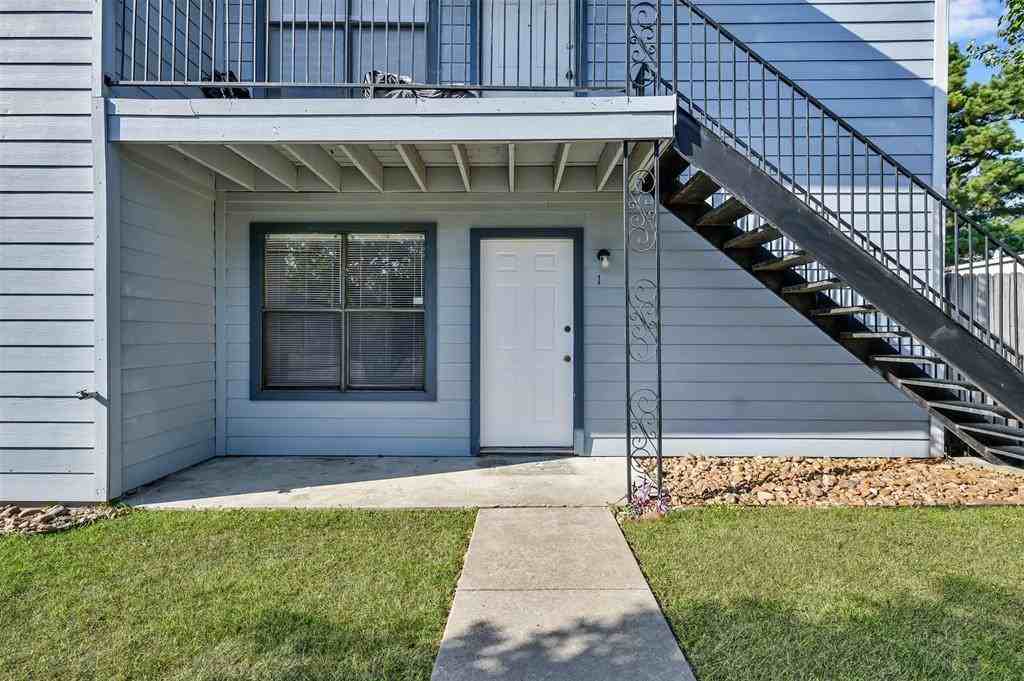 900 Holly Dr - Photo 2 of 10