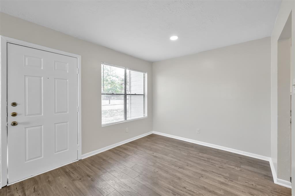 900 Holly Dr - Photo 5 of 10