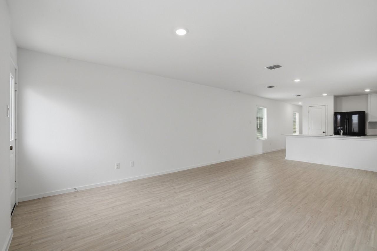 905 Blue Heron Dr #1 - Photo 4 of 30