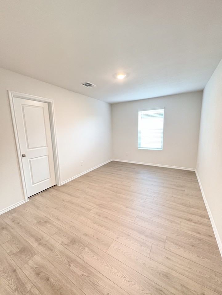 1144 Northfield Dr #1 - Photo 2 of 20