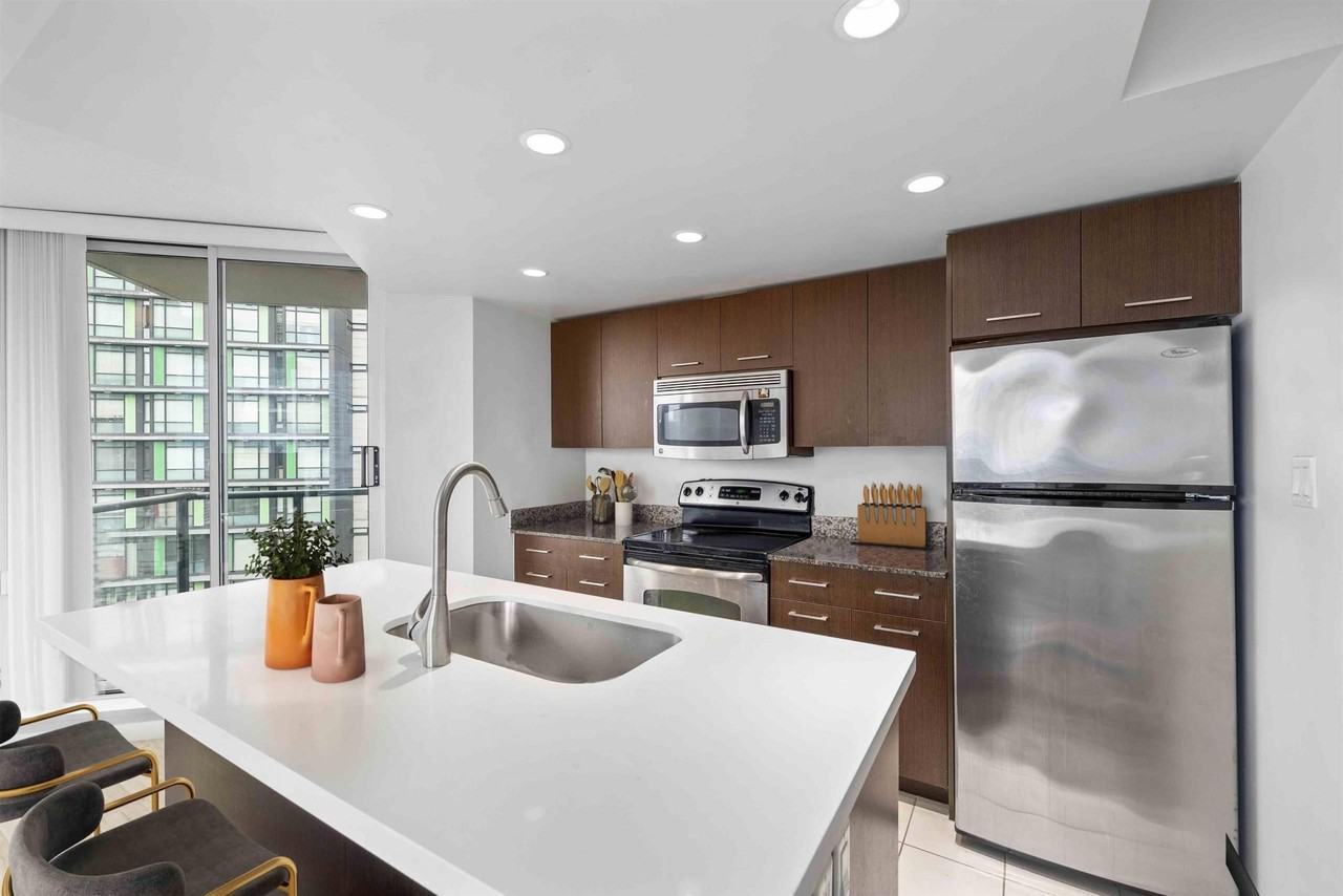 1212 Howe St - Photo 4 of 12